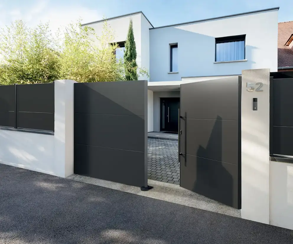 portail contemporain battant gris en aluminium