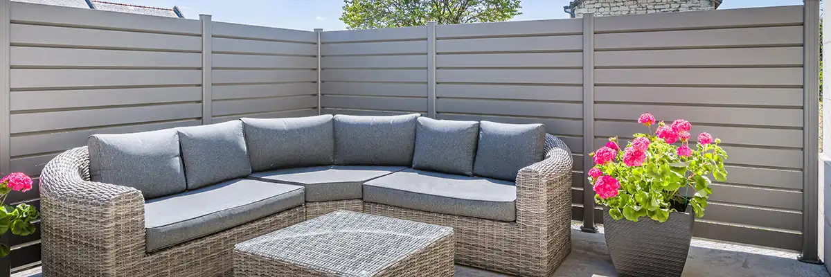 clôture à lames alu gris clair