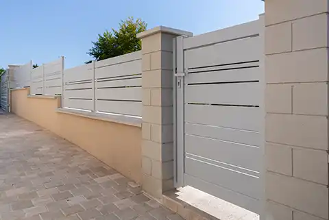 Portillon et clôture ajouré en aluminium Spas Kostum