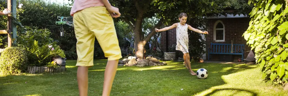 enfant qui joue dans le jardin avec son père