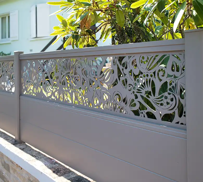 Clôture alu avec décors floraux