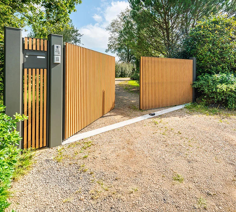 Portail battant aluminium Ganit Kostum chêne irlandais