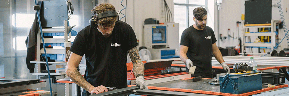 Assemblage d'un portail en aluminium Kostum