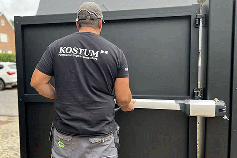Installateur Kostum qui pose un portail en aluminium