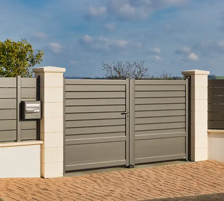 Portail battant à lames, portail aluminium