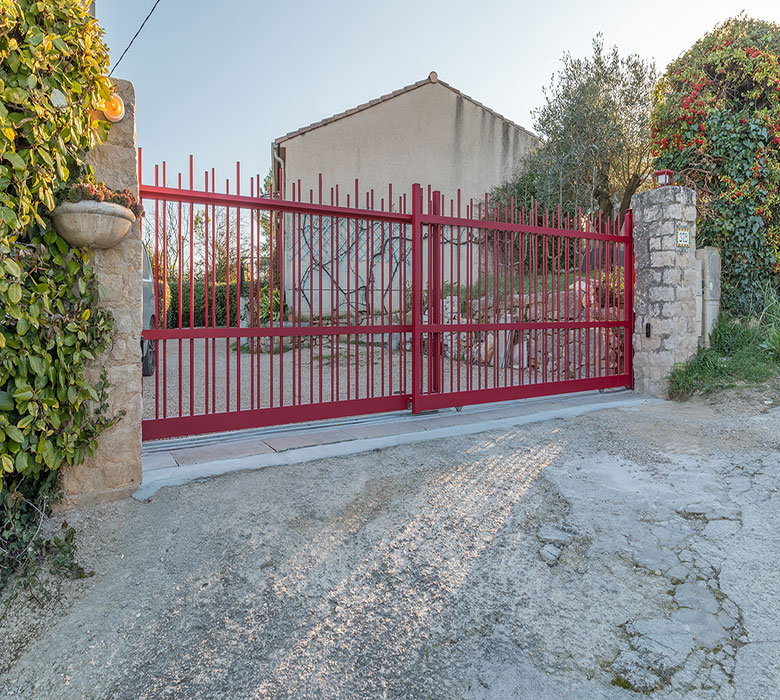 Portail ajourée télescopique aluminium Bash Kostum RAL 3004