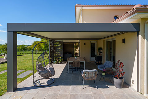 Pergola en aluminium adossé Poppy Kostum
