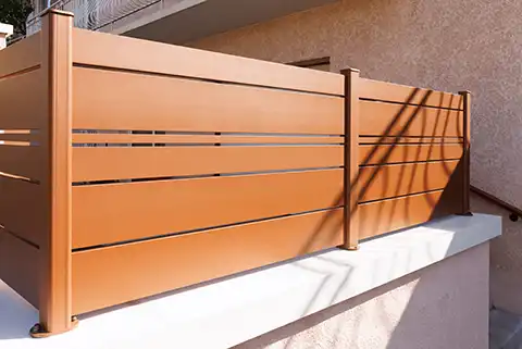 Clôture ajourée en aluminium Spas Kostum