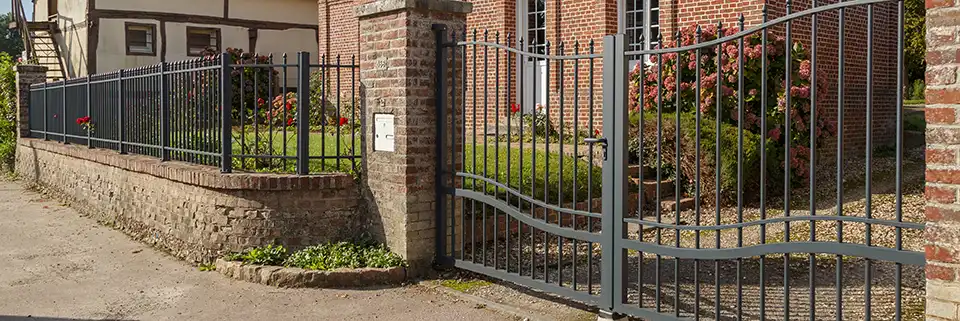 portail  ajouré aluminium Gourin Kostum et clôture Moncontour