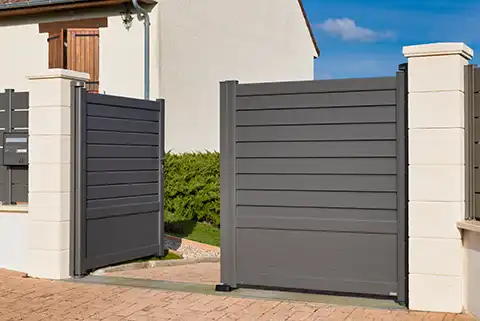 portail battant semi-plein aluminium Justenn Kostum