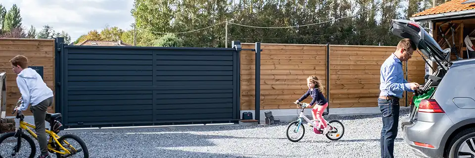 Portail coulissant persienne aluminium Litenn Kostum