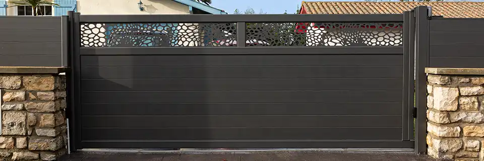 portail coulissant décor galets aluminium Metig Kostum