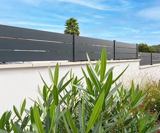 cloture ajourée aluminium maez kostum avec des plantes