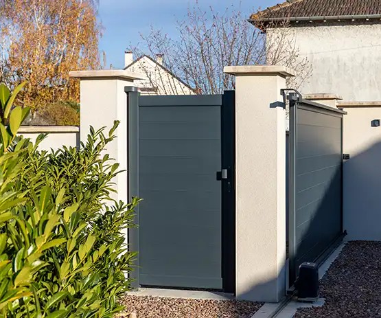 portillon et portail aluminium Anae Kostum dans un jardin