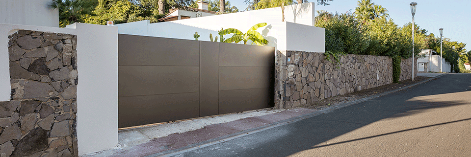 Portail coulissant plein en aluminium Sianna Kostum