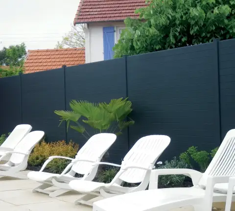 claustra plein en aluminium gris sur terrasse