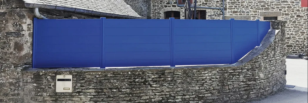 clôture kostum en aluminium sur mesure Briz Anae coloris bleu gentiane texturé
