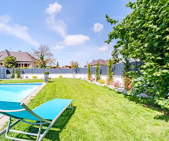 clôture en aluminium lames pleines et occultantes pour se protéger du vis-à-vis