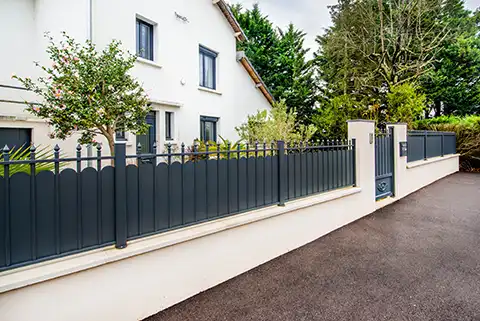 Clôture pleine en aluminium Pont-aven Kostum