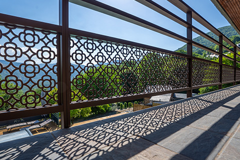 Décor Lorette pour soubassement de garde-corps Kostum | Décor Fermob pour harmoniser le mobilier de jardin au garde-corps