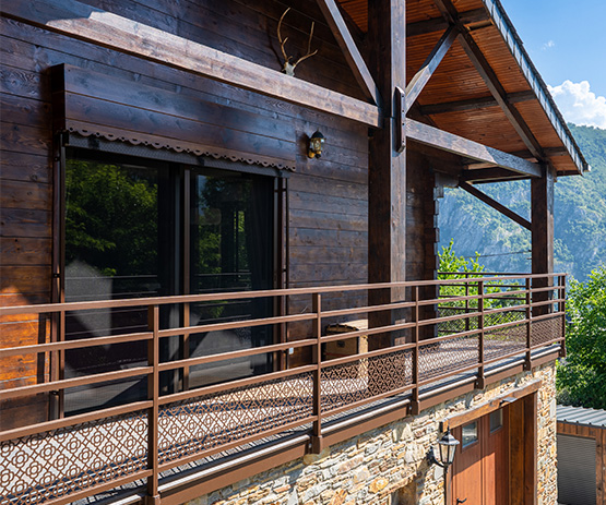 Garde-corps en aluminium sur-mesure pour chalet en bois | Pose sur bacon en nez de dalle
