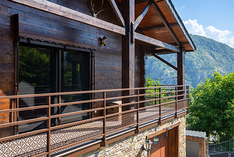 Garde-corps en aluminium sur mesure pour balcon de chalet en bois