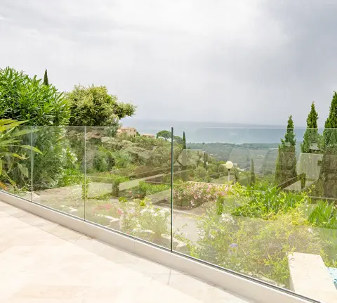 vue depuis un garde-corps vitré Aziliz