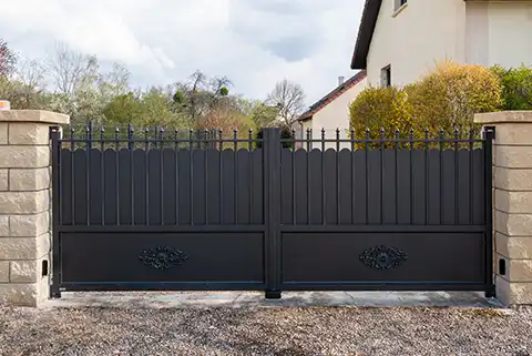 Portail battant plein aluminium Pont-Aven Kostum