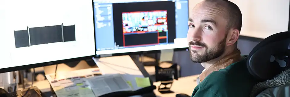 Homme devant son ordinateur chez Kostum