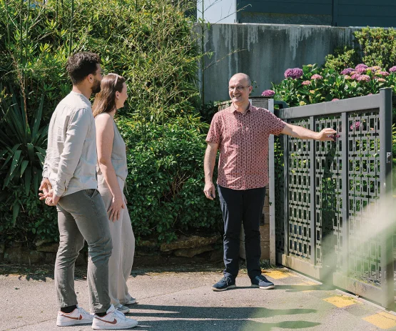 installateur accompagnant l'achat d'un portail