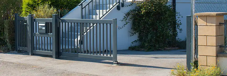 portail battant en aluminium Kostum