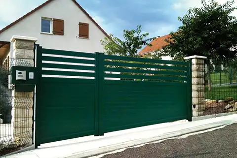 portail battant semi-plein en aluminium Diaouled Kostum