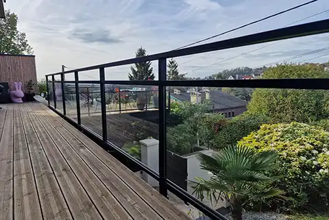 Garde-corps vitré en aluminium Mel Kostum