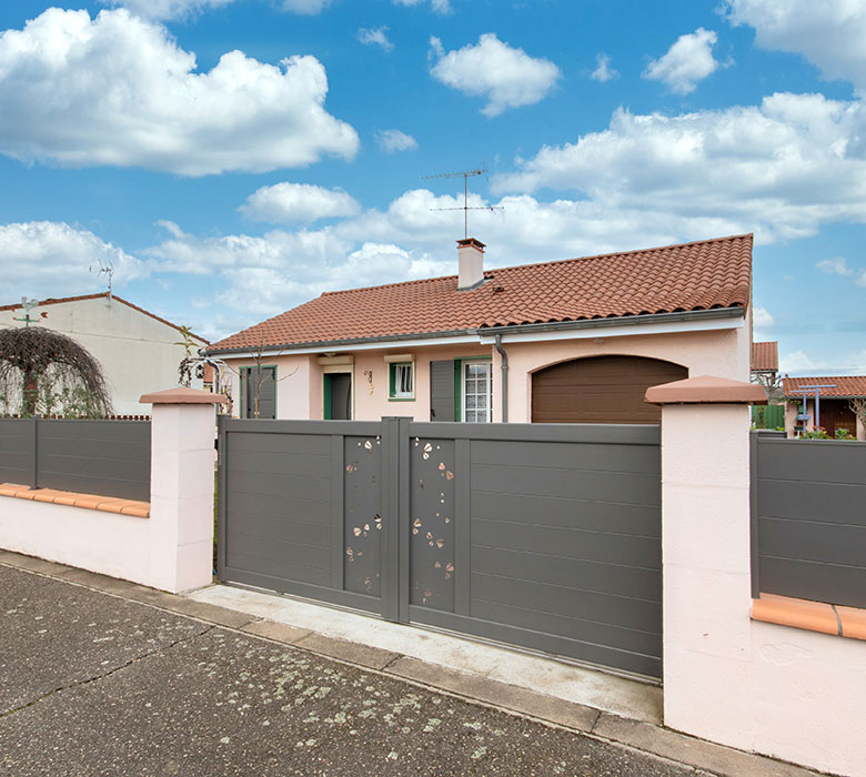 portail coulissant aluminium Soaz Kostum gris sablé RAL 2900