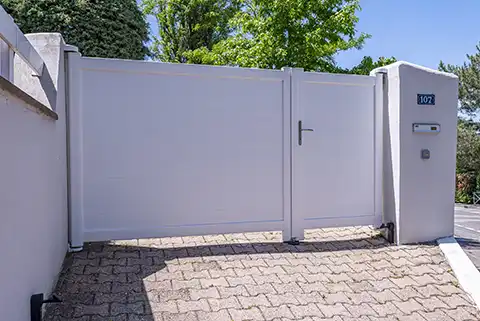 Portail battant aluminium Kostum