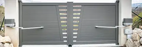 Portail battant motorisé Somfy en aluminium Kostum