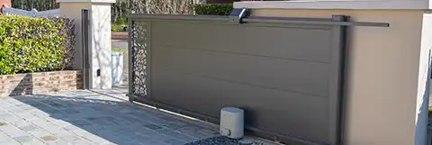 Portail coulissant motorisé Somfy en aluminium Kostum