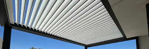 Pergola avec lames bioclimatiques en aluminium Poppy Kostum