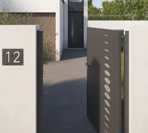 Portail Abysse coordonné à la porte d'entrée Bel'M et à la porte de garage Novoferm