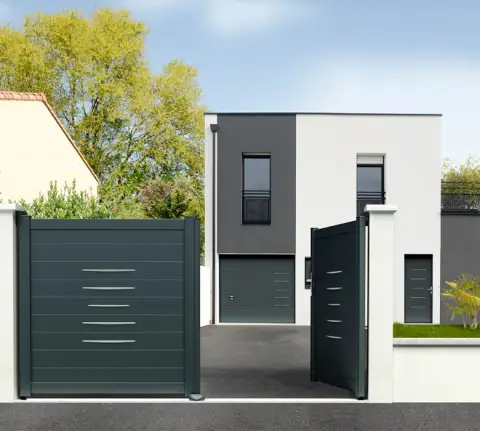 Portail en aluminium Kostum modèle Alinéa coordonné à la porte d'entrée Bel'M et à la porte de garage Novoferm