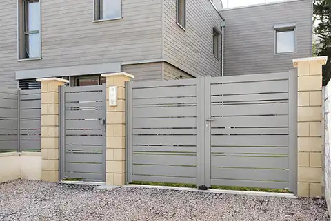 Portillon en aluminium sur mesure parfaitement aligné avec la clôture | Modèles Spas de chez Kostum