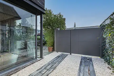 Portail en aluminium battant sur mesure Kostum | Motorisation invisible Somfy cachée dans le montant du portail battant | Vue intérieure