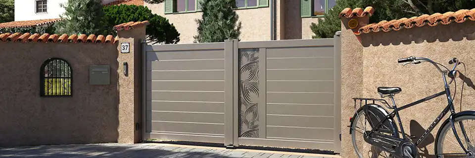 Portail battant avec décor en aluminium Arzur Kostum