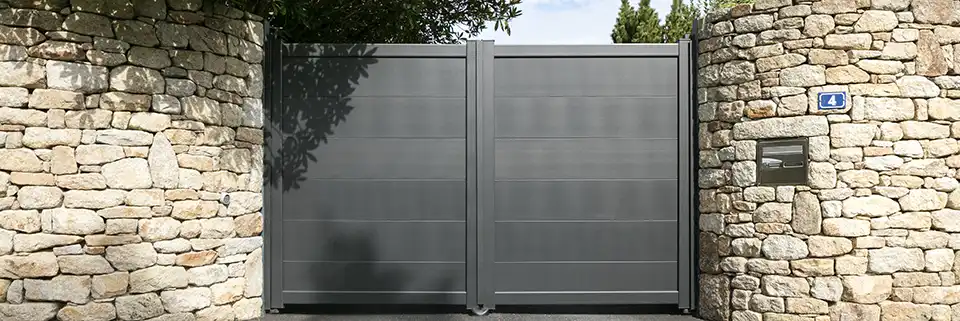 Portail battant plein en aluminium Karantan Kostum