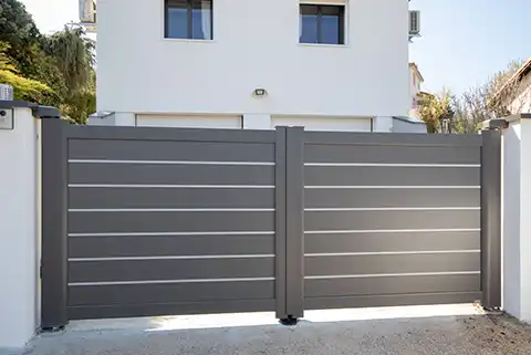 Portail battant plein en aluminium avec moteur Invisio Kostum