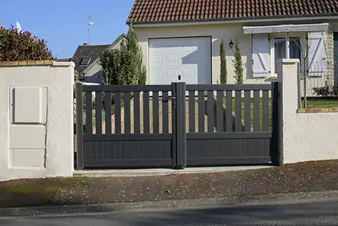 portail battant semi-plein en aluminium Argoat Kostum