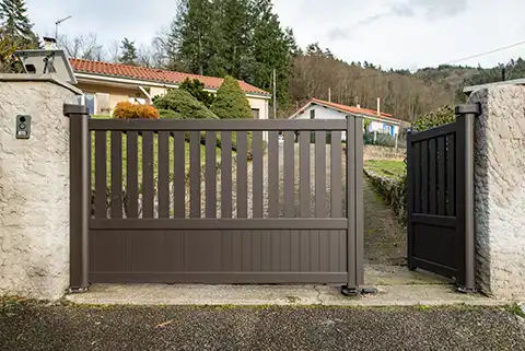 portail battant semi-plein en aluminium Argoat Kostum