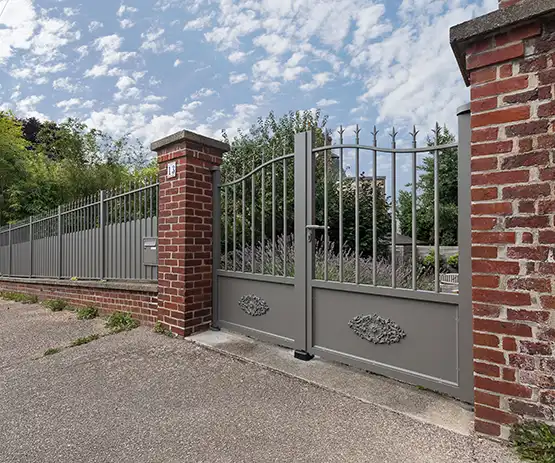 Portail battant semi-plein en aluminium Josselin Kostum