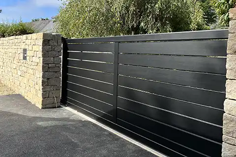 portail coulissant ajouré en aluminium Maez Kostum