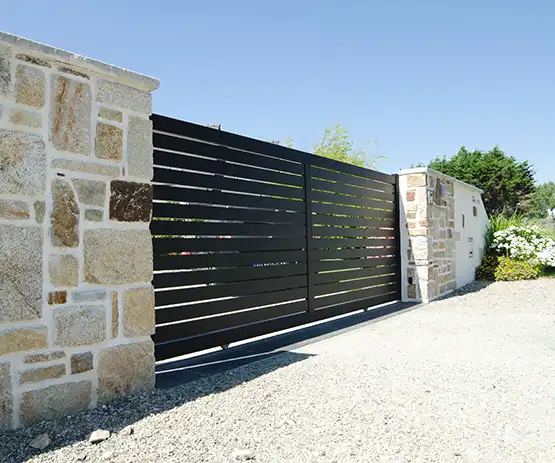 Portail coulissant ajouré en aluminium Raz Kostum